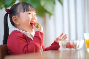 果物を食べる子供の画像